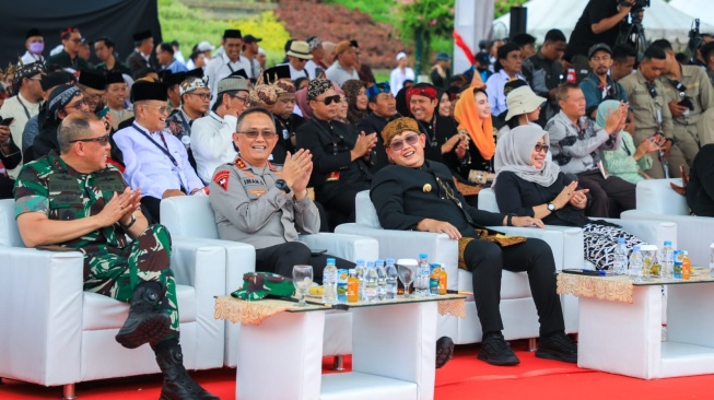 Pj Gubernur Jawa Timur Adhy Karyono, dalam Deklarasi Kampanye Damai Pemilihan Gubernur dan Wakil Gubernur Jawa Timur 2024, Surabaya, Selasa (24/9/2024). (Dok: Pemprov Jatim)