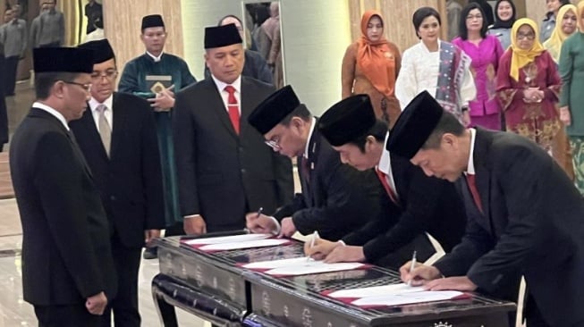 Pelantikan Sekretaris Jenderal Kementerian Hukum dan HAM Nico Afinta, Staf Ahli Bidang Sosial Kementerian Hukum dan HAM Andap Budhi Revianto, dan Penyuluh Hukum Ahli Utama Kementerian Hukum dan HAM Sofyan oleh Menteri Hukum dan Hak Asasi Manusia Supratman Andi Agtas di Graha Pengayoman, Jakarta, Selasa (24/9/2024). (ANTARA/Putu Indah Savitri)