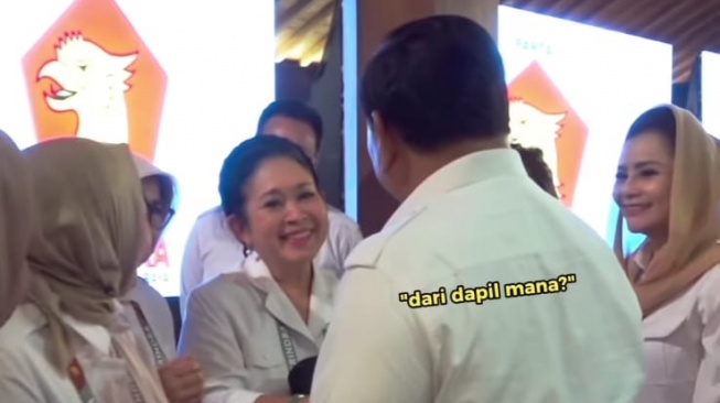 Prabowo Subianto goda Titiek Soeharto dalam acara pembekalan kader Partai Gerindra (Instagram/@tumgrd)