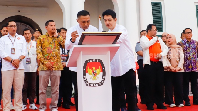 Pasangan Calon Gubernur dan Wakil Gubernur Jakarta nomor urut 2, Dharma Pongrekun dan Kun Wardana menandatangani pakta integritas Deklarasi kampanye damai di Kawasan Kota Tua, Jakarta, Selasa (24/9/2024). [Suara.com/Alfian Winanto]