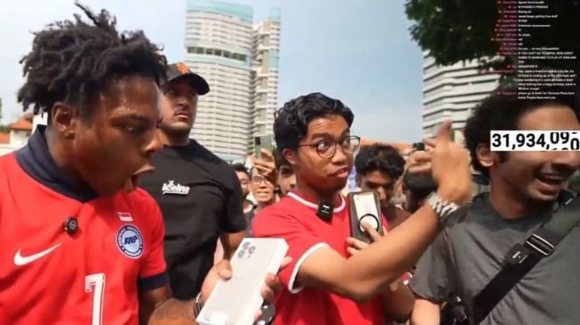 Di Indonesia Teriak 'Minggir Lu Miskin', IShowSpeed Malah Dikasih iPhone 16 Pro Max di Singapura: Jomplang Banget!