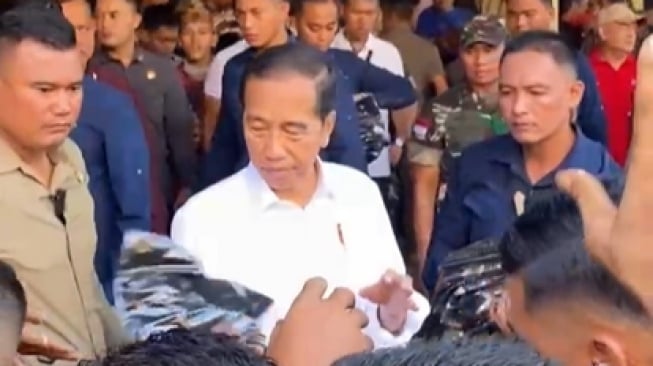 Presiden Jokowi Pamit dan Minta Maaf kepada Warga Saat Blusukan di Pasar Mawar Pontianak