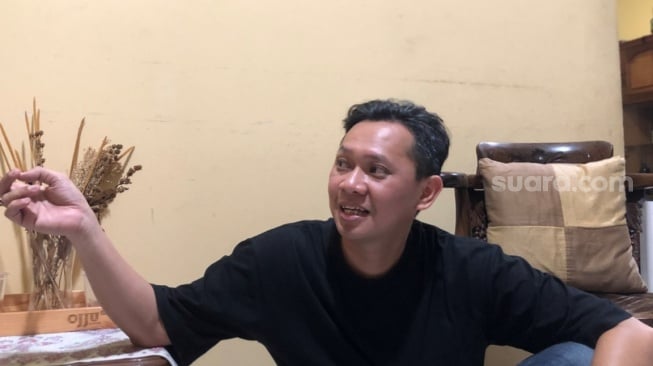 Penghuni rumah ibadah, Aldo (42), mengatakan peristiwa bermula saat jemaat Gereja Masehi Injil Minahasa (GMIM) tengah ibadah atau doa bersama di rumahnya. [Suara.com/Mae Harsa]