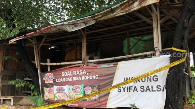 Sebuah gubuk warung yang diduga dijadikan tempat berkumpul sekelompok remaja di wilayah Cipendawa, Rawalumbu. Tempat ini digerebek sehari sebelum ditemukannya 7 remaja mengambang di Kali Bekasi [Suara.com/Mae Harsa]