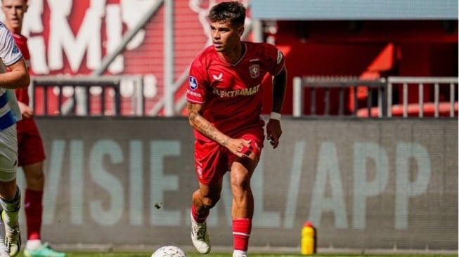 Mees Hilgers Saat Membela Klubnya, FC Twente. (instagram.com/@meeshilgers)