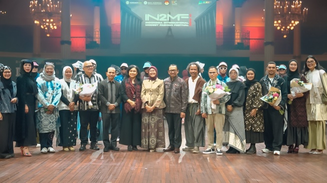 Itang Yunasz hingga Dian Pelangi: Pesona Deretan Wastra Indonesia dalam Modest Fashion di IN2MF Paris