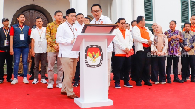 Pasangan Calon Gubernur dan Wakil Gubernur Jakarta nomor urut 1, Ridwan Kamil dan Suswono mendantangani pakta ingeritas Deklarasi kampanye damai di Kawasan Kota Tua, Jakarta, Selasa (24/9/2024). [Suara.com/Alfian Winanto]