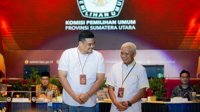 Bobby Nasution dan Surya saat pengundian nomor urut Pilgub Sumut 2024. [Ist]