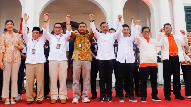 Para Calon Gubernur dan Wakil Gubernur Jakarta foto bersama usai membacakan Deklarasi kampamye damai di Kawasan Kota Tua, Jakarta, Selasa (24/9/2024). [Suara.com/Alfian Winanto]