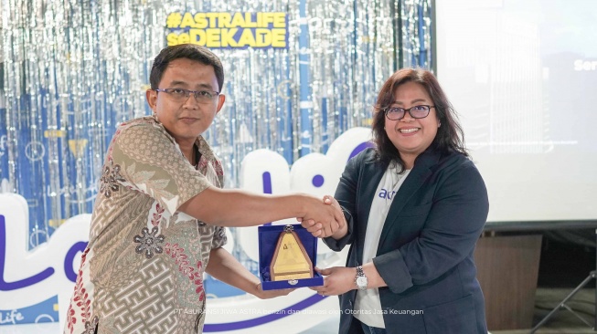 P. Laya Agustin (kanan) selaku Talent Acquisition & Development Department Head Astra Life saat menerima kunjungan Mahasiswa Universitas Diponegoro di kantor Astra Life Pondok Indah Office Tower Jakarta, pada Selasa (27/8/2024). (Dok: Astra Life)