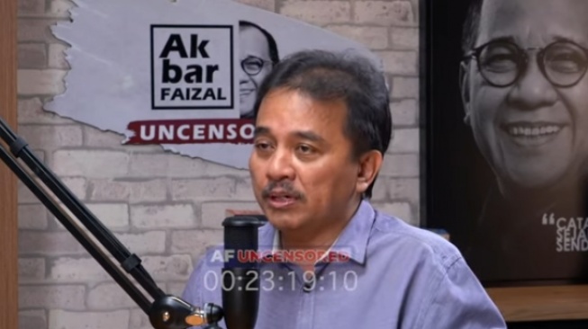 Pakar Telematika Roy Suryo saat hadir dalam podcast yang tayang di Channel Youtube, Akbar Faizal Uncensored. (Tangkapan layar/Youtube)