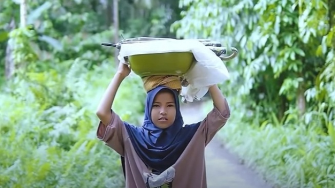 Lirik Lagu Nia Anak Surga: Dinyanyikan Caca DA5 untuk Mengenang Nia Penjual Gorengan