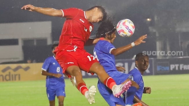 Pemain Timnas Indonesia U-20 Arlyansyah Kadek Arel Priyatna berebut bola atas dengan pemain Timnas Maladewa U-20 dalam pertandingan kualifikasi Piala Asia U-20 2025 grup F di Stadion Madya, Jakarta, Rabu (25/9/2024). [Suara.com/Alfian Winanto]