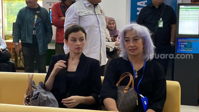 Kimberly Ryder dan ibunya, Irvina Zainal jelang sidang cerai lanjutan di Pengadilan Agama Jakarta Pusat, Rabu (25/9/2024). [Suara.com/Tiara Rosana]