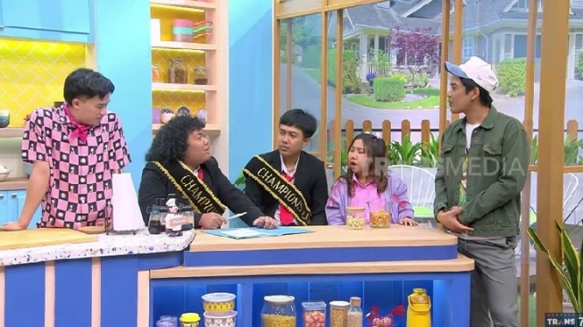 Marshel Widianto di-roasting teman-teman komika saat kembali aktif di dunia hiburan (YouTube/TRANS7 Official)