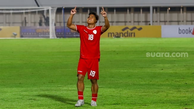 Pemain Timnas Indonesia U-20 Toni Firmansyah selebrasi usai mencetak gol ke gawang Maladewa U-20 dalam pertandingan kualifikasi Piala Asia U-20 grup F di Stadion Madya, Jakarta, Rabu (25/9/2024). [Suara.com/Alfian Winanto]