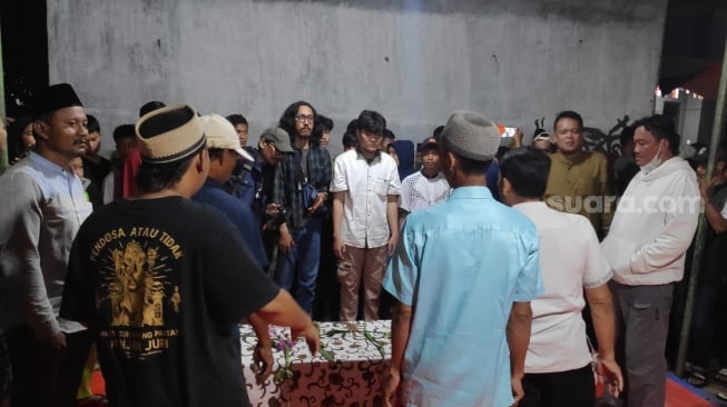 Jenazah Muhammad Rizky salah satu korban dari 7 remaja yang tewas di Kali Bekasi, telah dimakamkan pada Selasa (24/9/2024) malam.[Suara.com/Mae Harsa]