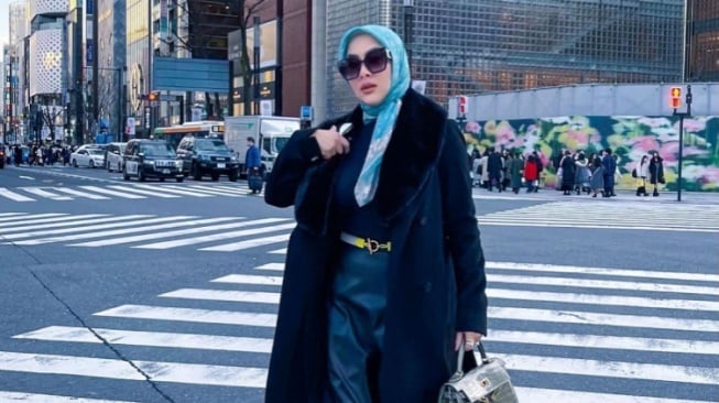 3 Inspirasi Outfit ala Syahrini yang Mudah Ditiru, dari Formal hingga Kasual