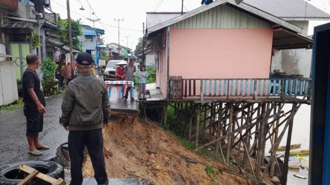 Tanah Longsor Terjadi di Bantaran Sungai Sekadau Akibat Curah Hujan Tinggi