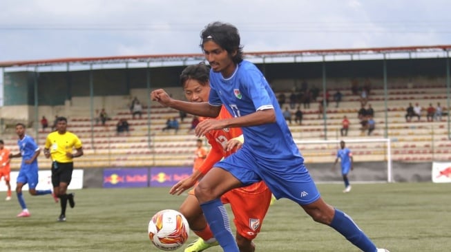 Timnas Maladewa U-20 (baju biru) menghadapi India di SAFF U-20 2024. [Dok. Instagram @saff_football]