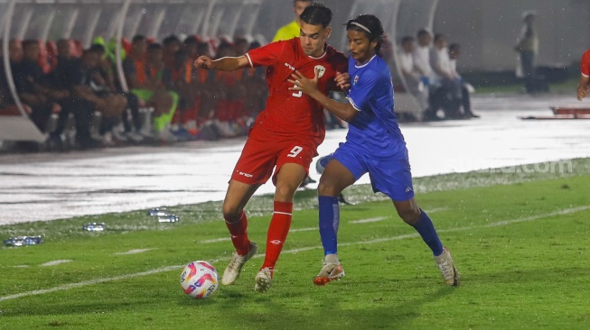 Pemain Timnas Indonesia U-20 Jens Raven berebut bola dengan pemain Timnas Maladewa U-20 dalam pertandingan kualifikasi Piala Asia U-20 2025 grup F di Stadion Madya, Jakarta, Rabu (25/9/2024). [Suara.com/Alfian Winanto]