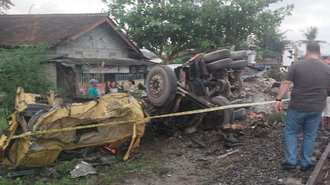 Kecelakaan Taksaka vs Truk Mixer di Sedayu Akibatkan Tujuh Perjalanan KA Terganggu