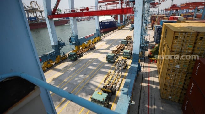 Suasana aktivitas bongkar muat di terminal peti kemas di Pelabuhan Tanjung Priok, Jakarta, Rabu (25/9/2024). [Suara.com/Alfian Winanto]