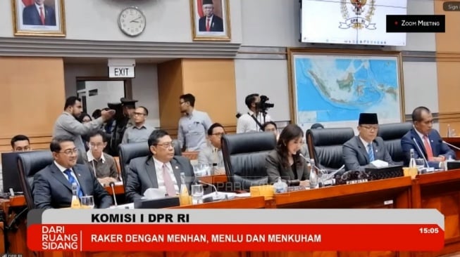 Ketua Komisi I DPR RI, Meutya Hafid, saat rapat dengan Menhan yang juga presiden terpilih Prabowo Subianto. (tangkap layar)