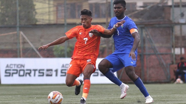 Timnas Maladewa U-20 (baju biru) menghadapi India di SAFF U-20 2024. [Dok. Instagram @saff_football]