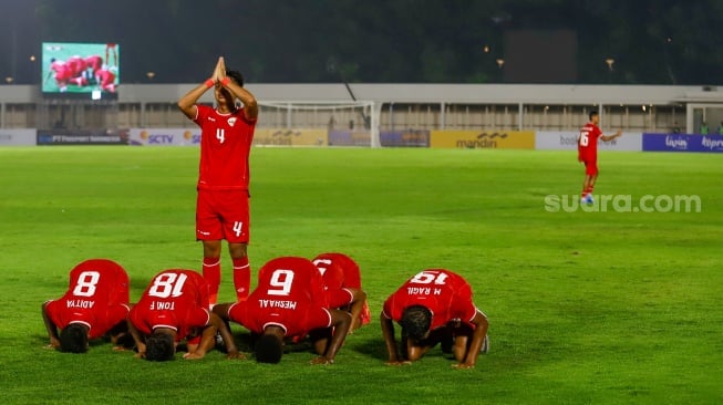 Para Pemain Timnas Indonesia U-20 selebrasi usai mencetak gol ke gawang Maladewa U-20 dalam pertandingan kualifikasi Piala Asia U-20 grup F di Stadion Madya, Jakarta, Rabu (25/9/2024). [Suara.com/Alfian Winanto]