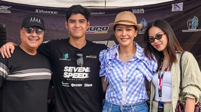 Maia Estianty bersama Al Ghazali dan Alyssa Daguise (Instagram/@maiaestiantyreal)