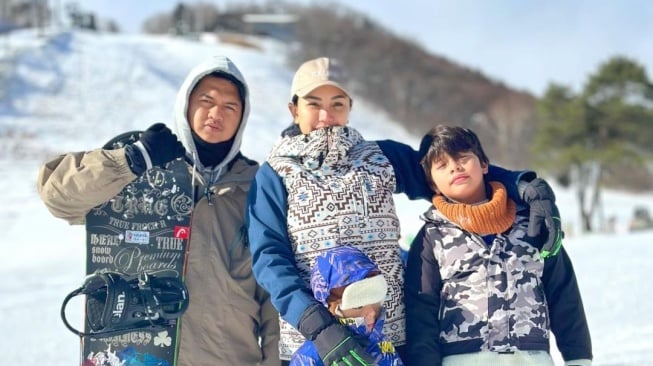 Potret Lintang Fajar bersama Nikita Mirzani, Azka, dan Arka saat liburan di luar negeri (Instagram/lintangfajar____)