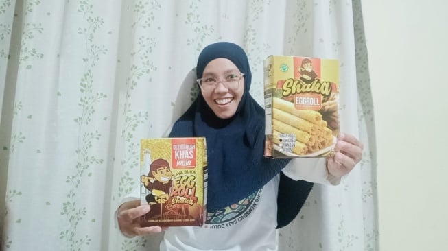 Dyah Novita Primasari menunjukkan usaha miliknya, Shaka Egg Roll [Suara.com/Hadi]