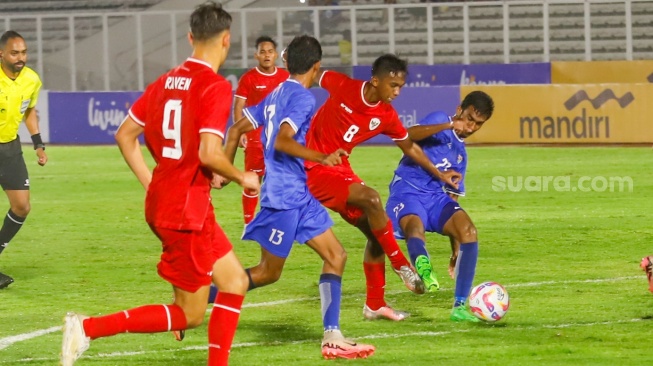 Pemain Timnas Indonesia U-20 Aditya Warman berusaha melewati pemain Timnas Maladewa U-20 dalam pertandingan kualifikasi Piala Asia U-20 2025 grup F di Stadion Madya, Jakarta, Rabu (25/9/2024). [Suara.com/Alfian Winanto]