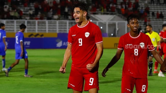 Pemain Timnas Indonesia U-20 Jens Raven selebrasi usai mencetak gol ke gawang Maladewa U-20 dalam pertandingan kualifikasi Piala Asia U-20 grup F di Stadion Madya, Jakarta, Rabu (25/9/2024). [Suara.com/Alfian Winanto]