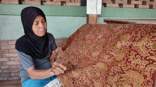 Proses membatik di rumah produksi Batik Akasia di Banguntapan, Bantul, Daerah Istimewa Yogyakarta (DIY), Rabu (11/9/2024). Batik Akasia merupakan salah satu Usaha Mikro Kecil Menengah (UMKM) yang dibina Astra melalui Yayasan Dharma Bhakti Astra (YDBA). (Suara.com/Rima Sekarani I.N.)