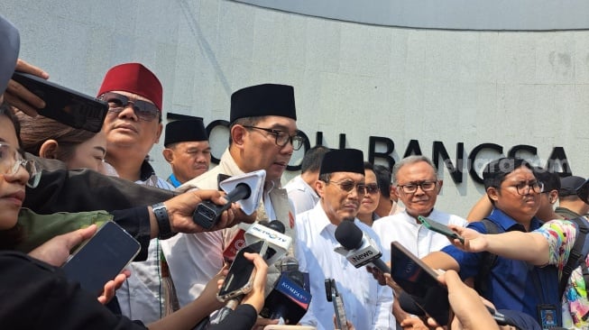 Ridwan Kamil-Suswono melakukan ziarah makam di Taman Pemakaman Umum (TPU) Karet Bivak di hari pertama kampanye, Rabu (25/9/2024). (Suara.com/Fakhri)