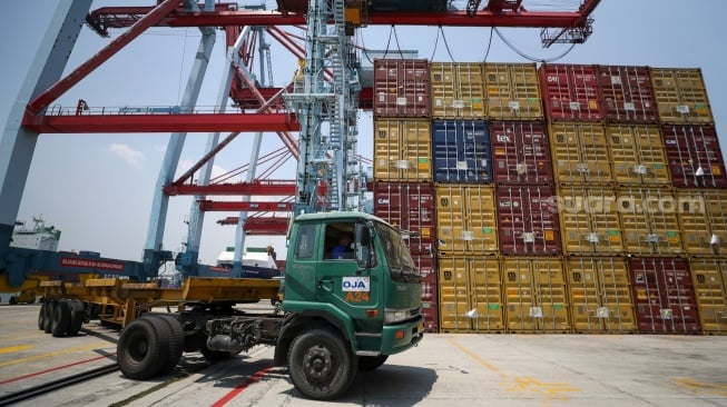 Suasana aktivitas bongkar muat di terminal peti kemas di Pelabuhan Tanjung Priok, Jakarta, Rabu (25/9/2024). [Suara.com/Alfian Winanto]