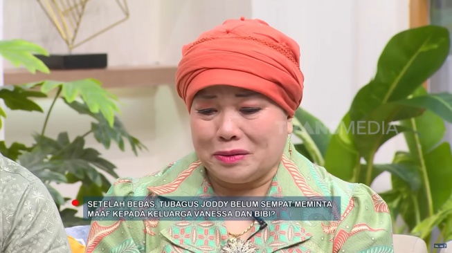 Tangkap layar Dewi Zuhriati alias Oma Gala menangis di acara televisi (YouTube/TRANS7 OFFICIAL)