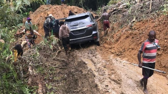 Diguyur Hujan Deras, Longsor Tutup Ruas Jalan Trans Nabire Hingga 30 Meter