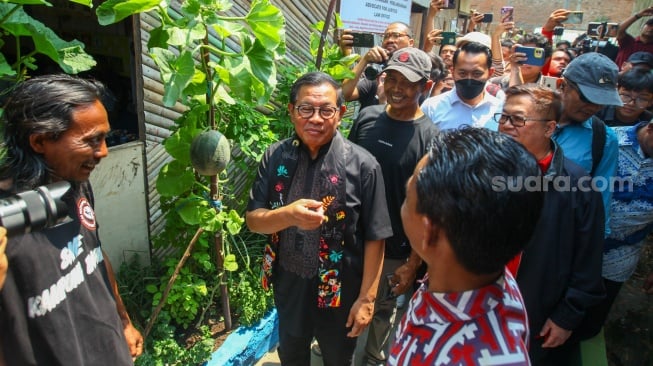 Calon Gubernur Jakarta nomor urut 3, Pramono Anung saat datang menemui warga Kampung Bayam di hunian sementara di Pademangan, Jakarta, Kamis (26/9/2024). [Suara.com/Alfian Winanto]