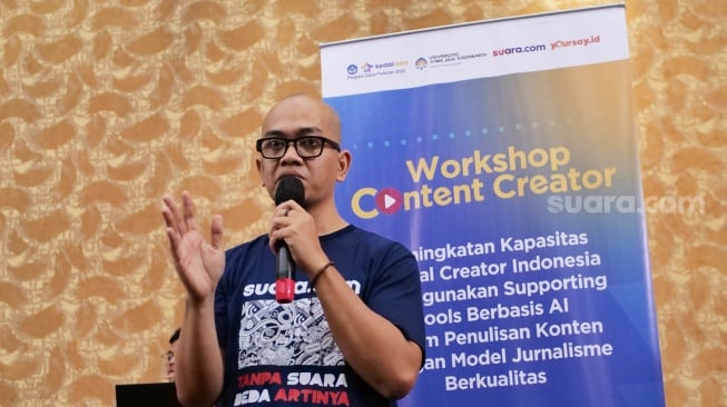 Jurnalis Suara.com Rendy Adrikni Sadikin memberi pemaparan saat workshop content creator di Kota Bandung, Jawa Barat, Kamis (26/9/2024). [Foto dok. Suara.com]