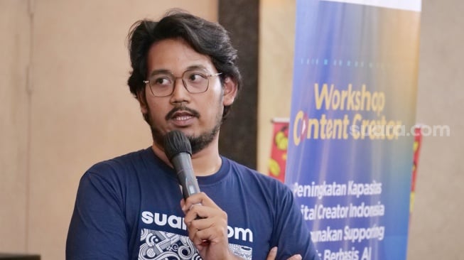 Jurnalis Suara.com Praba Mustika memberi pemaparan saat workshop content creator di Kota Bandung, Jawa Barat, Kamis (26/9/2024). [Foto dok. Suara.com]