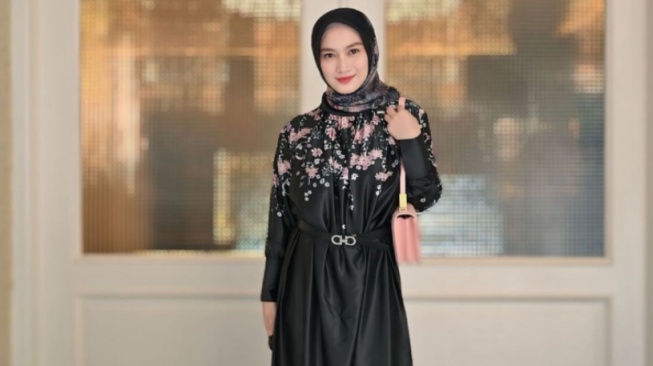 3 Gaya Fashion Hijab Casual ala Melody Nurramdhani, Gampang Ditiru!