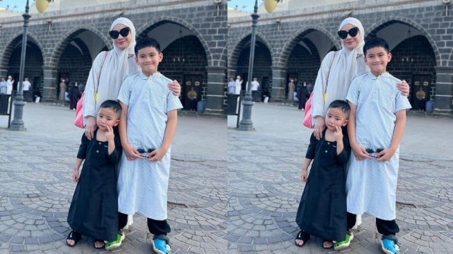 Potret Nagita Slavina Rafathar, dan Rayyanza saat tiba di Arab Saudi (Instagram/raffinagita1717)