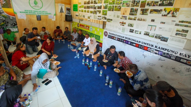 Calon Gubernur Jakarta nomor urut 3, Pramono Anung berdialog dengan warga Kampung Bayam di hunian sementara di Pademangan, Jakarta, Kamis (26/9/2024). [Suara.com/Alfian Winanto]