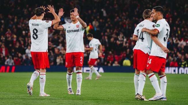 Bek keturunan Indonesia, Mees Hilgers (kedua dari kiri) merayakan hasil imbang 1-1 kontra tuan rumah Manchester United dalam matchday pertama Liga Europa 2024/2025 di Old Trafford, Kamis (26/9/2024) dini hari WIB. [Dok. FC Twente]