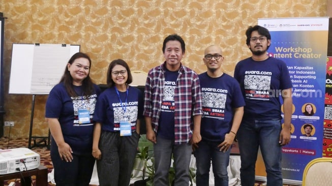 Pemimpin Redaksi Suara.com Suwarjono (tengah) foto bersama dengan pemateri workshop content creator di Kota Bandung, Jawa Barat, Kamis (26/9/2024). [Foto dok. Suara.com]