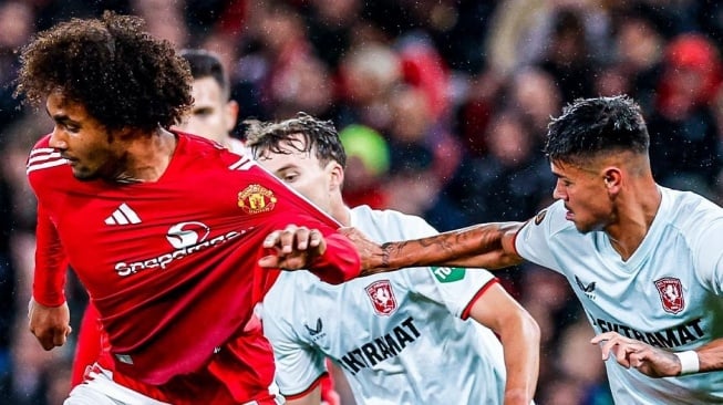 Duel Mees Hilgers (kanan) dengan Joshua Zirkzee di laga Liga Europa antara Manchester United vs FC Twente di Stadion Old Trafford, Kamis (26/9/2024) dinihari WIB. [Instagram @433nl]