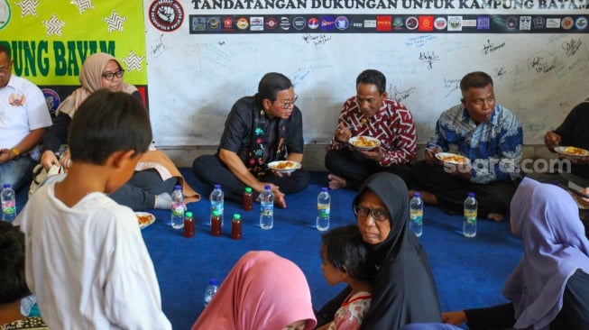 Calon Gubernur Jakarta nomor urut 3, Pramono Anung berdialog dengan warga Kampung Bayam di hunian sementara di Pademangan, Jakarta, Kamis (26/9/2024). [Suara.com/Alfian Winanto]